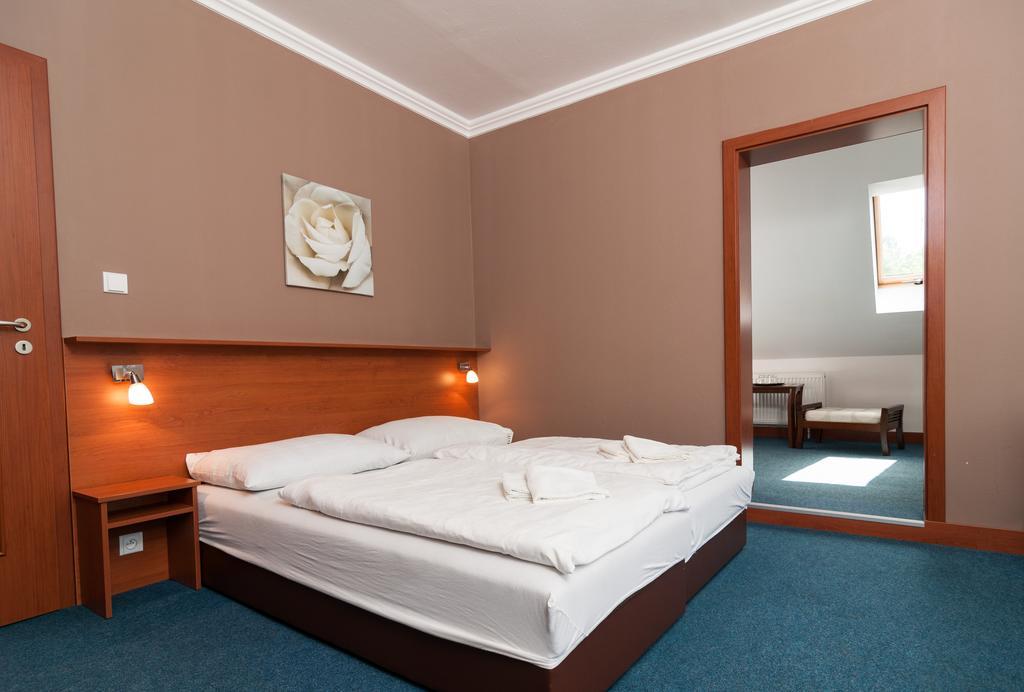 Hotel Radejov Knezdub Exterior photo